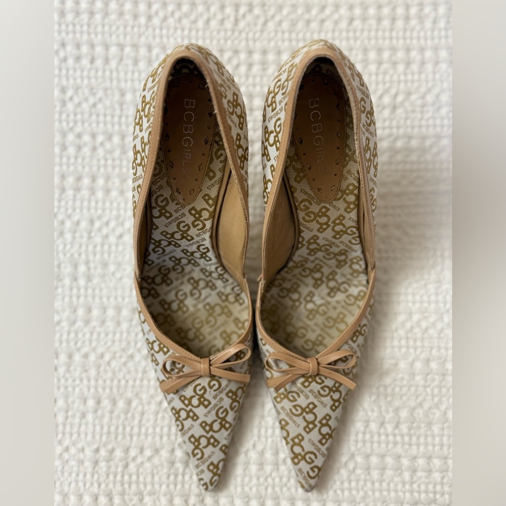 Vintage BCBG ALL Over Monogram Pointed Toe Heels & Leather Bows Women’s Size 9 - Picture 4 of 11